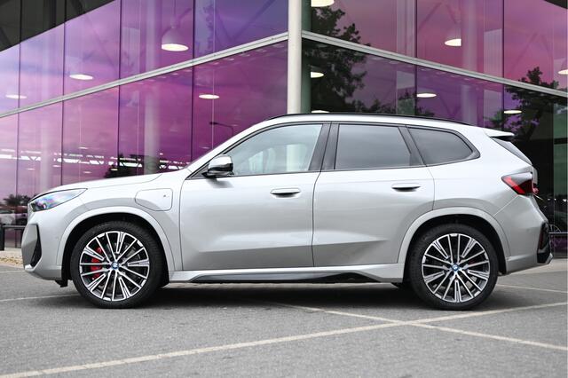 BMW X1 xDrive25e High Executive M Sport Automaat / Panoramadak / Trekhaak / Sportstoelen / Adaptieve LED / M Adaptief onderstel / Parking Assistant Plus / Head-Up / Comfort Access