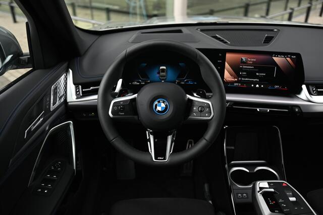 BMW X1 xDrive25e High Executive M Sport Automaat / Panoramadak / Trekhaak / Sportstoelen / Adaptieve LED / M Adaptief onderstel / Parking Assistant Plus / Head-Up / Comfort Access