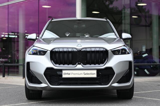 BMW X1 xDrive25e High Executive M Sport Automaat / Panoramadak / Trekhaak / Sportstoelen / Adaptieve LED / M Adaptief onderstel / Parking Assistant Plus / Head-Up / Comfort Access