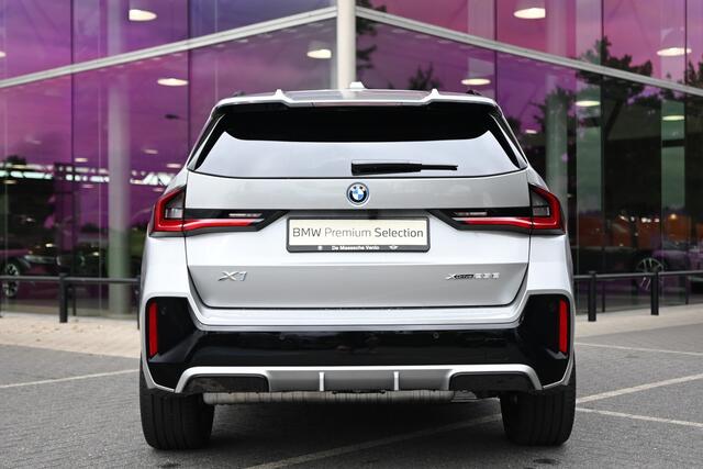 BMW X1 xDrive25e High Executive M Sport Automaat / Panoramadak / Trekhaak / Sportstoelen / Adaptieve LED / M Adaptief onderstel / Parking Assistant Plus / Head-Up / Comfort Access