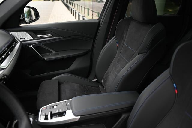 BMW X1 xDrive25e High Executive M Sport Automaat / Panoramadak / Trekhaak / Sportstoelen / Adaptieve LED / M Adaptief onderstel / Parking Assistant Plus / Head-Up / Comfort Access