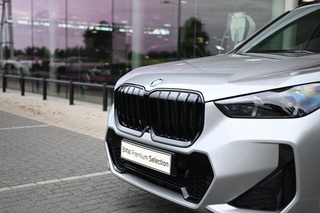 BMW X1 xDrive25e High Executive M Sport Automaat / Panoramadak / Trekhaak / Sportstoelen / Adaptieve LED / M Adaptief onderstel / Parking Assistant Plus / Head-Up / Comfort Access