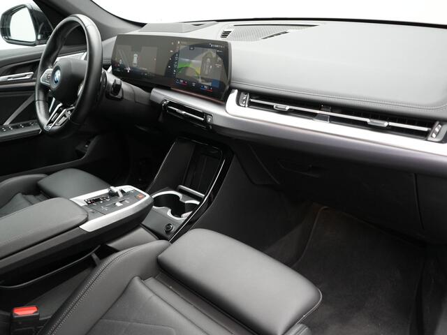 BMW X1 xDrive30e M Sport Plug In Hybrid 326pk Dealer O.H PHEV | Adaptive Cruise | 360 Camera | Head Up | Lederen Sportstoelen Massage & Memory | Harman Kardon | Widescreen Navi | Keyless | Sfeerverlichting |