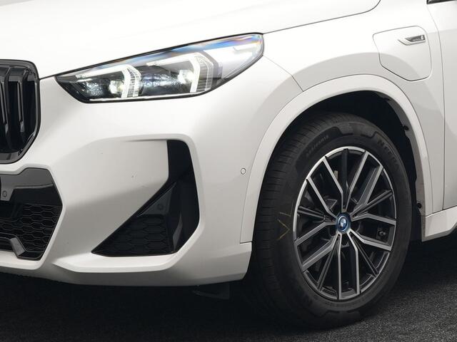 BMW X1 xDrive30e M Sport Plug In Hybrid 326pk Dealer O.H PHEV | Adaptive Cruise | 360 Camera | Head Up | Lederen Sportstoelen Massage & Memory | Harman Kardon | Widescreen Navi | Keyless | Sfeerverlichting |