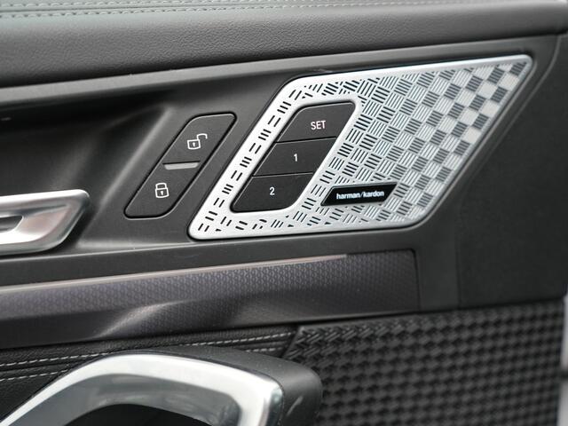 BMW X1 xDrive30e M Sport Plug In Hybrid 326pk Dealer O.H PHEV | Adaptive Cruise | 360 Camera | Head Up | Lederen Sportstoelen Massage & Memory | Harman Kardon | Widescreen Navi | Keyless | Sfeerverlichting |