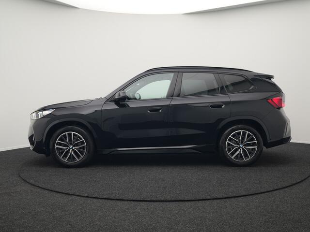 BMW X1 sDrive18i M-Sport Automaat 136pk Dealer O.H. | Trekhaak af Fabriek | Alcantara Sportstoelen Memory & Verwarmd | Camera | Cruise Control | Blis | Park Assist | Apple Carplay | Navigatie | Sfeerverlichting |