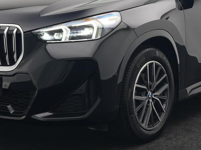 BMW X1 sDrive18i M-Sport Automaat 136pk Dealer O.H. | Trekhaak af Fabriek | Alcantara Sportstoelen Memory & Verwarmd | Camera | Cruise Control | Blis | Park Assist | Apple Carplay | Navigatie | Sfeerverlichting |