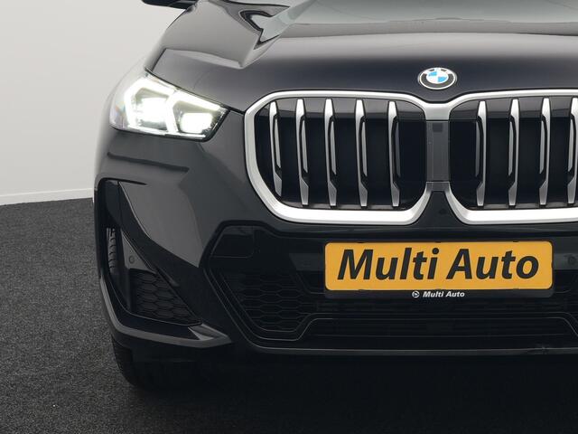 BMW X1 sDrive18i M-Sport Automaat 136pk Dealer O.H. | Trekhaak af Fabriek | Alcantara Sportstoelen Memory & Verwarmd | Camera | Cruise Control | Blis | Park Assist | Apple Carplay | Navigatie | Sfeerverlichting |