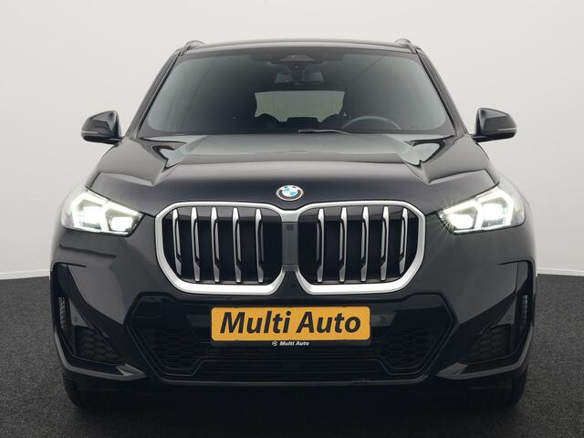 BMW X1 sDrive18i M-Sport Automaat 136pk Dealer O.H. | Trekhaak af Fabriek | Alcantara Sportstoelen Memory & Verwarmd | Camera | Cruise Control | Blis | Park Assist | Apple Carplay | Navigatie | Sfeerverlichting |
