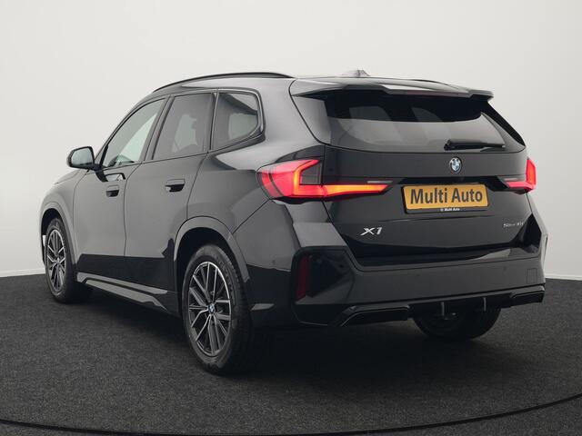 BMW X1 sDrive18i M-Sport Automaat 136pk Dealer O.H. | Trekhaak af Fabriek | Alcantara Sportstoelen Memory & Verwarmd | Camera | Cruise Control | Blis | Park Assist | Apple Carplay | Navigatie | Sfeerverlichting |