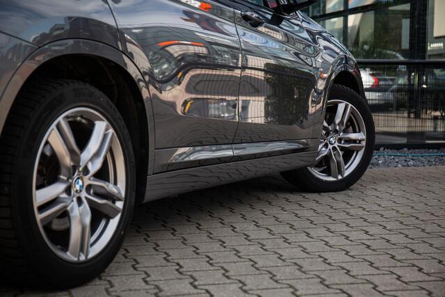 BMW X1 xDrive25e Executive Glazen panoramadak, Head-up display, Achteruitrijcamera, Sfeerverlichting,