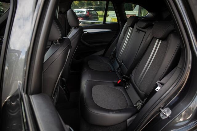 BMW X1 xDrive25e Executive Glazen panoramadak, Head-up display, Achteruitrijcamera, Sfeerverlichting,