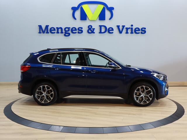 BMW X1 sDrive20i VDL Nedcar Edition X Line | Airco ECC | LED | Trekhaak | Leer | Head Up | Camera | Sfeer | Cruise Control | Stoelverwarming | Isofix | NAP |