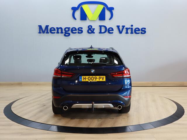 BMW X1 sDrive20i VDL Nedcar Edition X Line | Airco ECC | LED | Trekhaak | Leer | Head Up | Camera | Sfeer | Cruise Control | Stoelverwarming | Isofix | NAP |