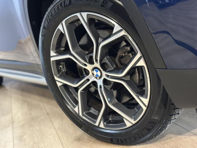 BMW X1 sDrive20i VDL Nedcar Edition X Line | Airco ECC | LED | Trekhaak | Leer | Head Up | Camera | Sfeer | Cruise Control | Stoelverwarming | Isofix | NAP |