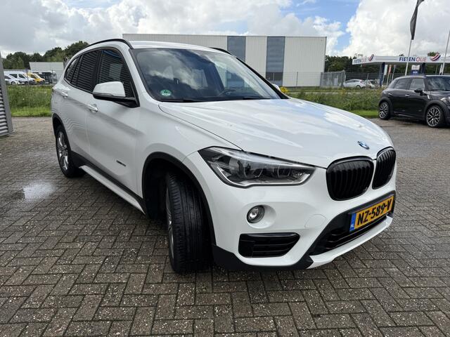 BMW X1 sDrive18i Executive Sport Line 18 Inch Navigatie PDC Stuurverwarming