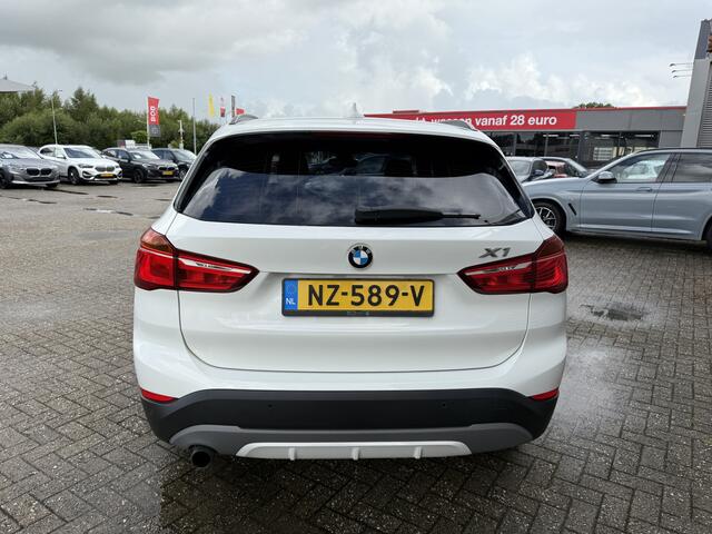 BMW X1 sDrive18i Executive Sport Line 18 Inch Navigatie PDC Stuurverwarming