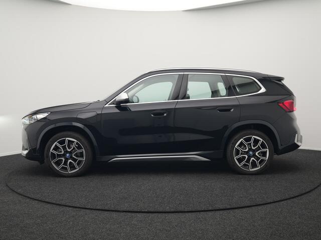 BMW X1 xDrive25e xLine Plug In Hybrid 221pk Dealer O.H PHEV | Trekhaak Af Fabriek | Head Up | 360 Camera | Adaptive Cruise | Harman Kardon | Lederen Sportstoelen Memory & Verwarmd | Navigatie | Apple Carplay | Virtual | Verwamd Stuur | DAB |