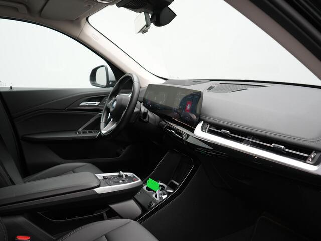 BMW X1 xDrive25e xLine Plug In Hybrid 221pk Dealer O.H PHEV | Trekhaak Af Fabriek | Head Up | 360 Camera | Adaptive Cruise | Harman Kardon | Lederen Sportstoelen Memory & Verwarmd | Navigatie | Apple Carplay | Virtual | Verwamd Stuur | DAB |