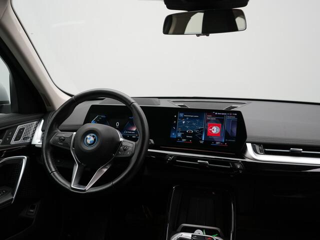 BMW X1 xDrive25e xLine Plug In Hybrid 221pk Dealer O.H PHEV | Trekhaak Af Fabriek | Head Up | 360 Camera | Adaptive Cruise | Harman Kardon | Lederen Sportstoelen Memory & Verwarmd | Navigatie | Apple Carplay | Virtual | Verwamd Stuur | DAB |