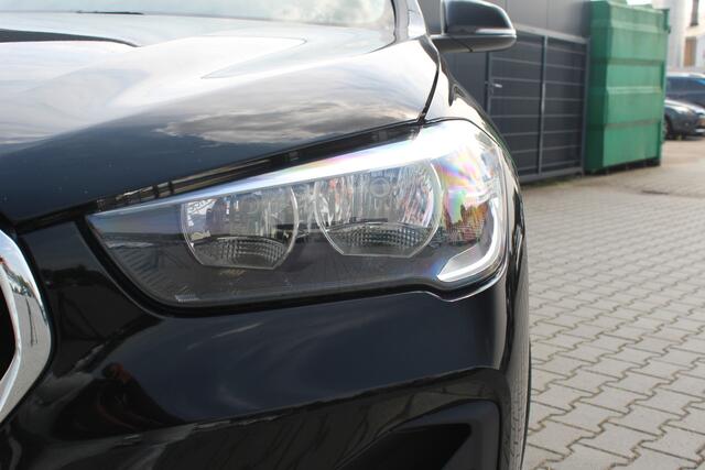 BMW X1 xDrive25e Executive | Incl. 12 maanden garantie | Cruise control | Voorstoelen verwarmd | Climate control | Parkeersensoren voor/achter | DAB | Lichtmetalen velgen | Airco | Bluetooth | Navigatie | Achteruitrijcamera
