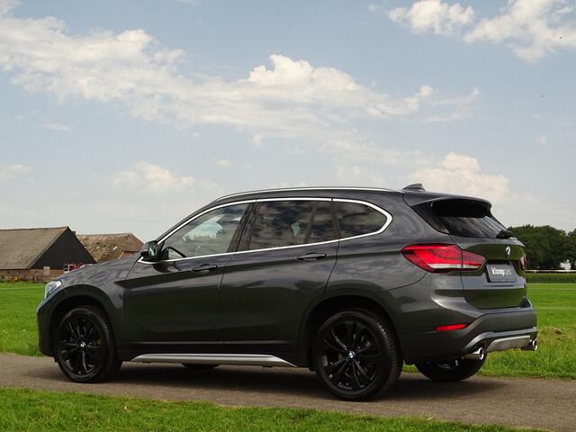 BMW X1 sDrive20i Executive | Camera | Nav | M-sportstuur | Zw.hemel | 18" | Uniek kmst.