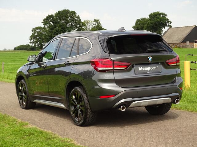 BMW X1 sDrive20i Executive | Camera | Nav | M-sportstuur | Zw.hemel | 18" | Uniek kmst.