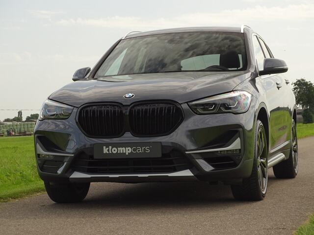 BMW X1 sDrive20i Executive | Camera | Nav | M-sportstuur | Zw.hemel | 18" | Uniek kmst.
