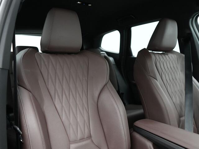 BMW X1 xDrive30e M Sport Plug In Hybrid 327pk Dealer O.H PHEV | Head Up | Adaptive Cruise | M Sportstuur | 360 Camera | Harman Kardon | Lederen Sportstoelen Massage & Memory | Apple Carplay | Navigatie| Virtual | DAB |