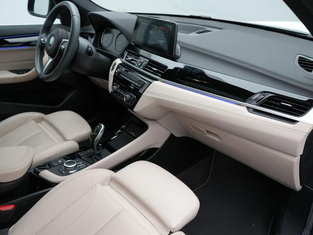 BMW X1 sDrive20i Sportline Automaat 192pk | Afneembare Trekhaak | Panodak | Head Up | Lederen Sportstoelen Verwarmd | Navigatie | Camera | Sfeerverlichting | Virtual | DAB |