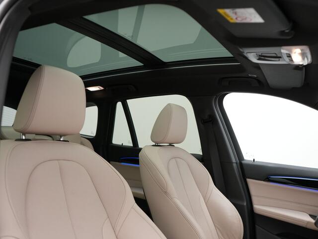 BMW X1 sDrive20i Sportline Automaat 192pk | Afneembare Trekhaak | Panodak | Head Up | Lederen Sportstoelen Verwarmd | Navigatie | Camera | Sfeerverlichting | Virtual | DAB |