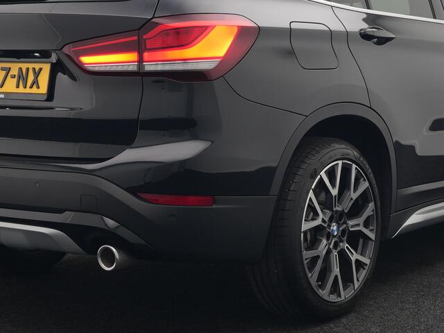 BMW X1 sDrive20i Sportline Automaat 192pk | Afneembare Trekhaak | Panodak | Head Up | Lederen Sportstoelen Verwarmd | Navigatie | Camera | Sfeerverlichting | Virtual | DAB |