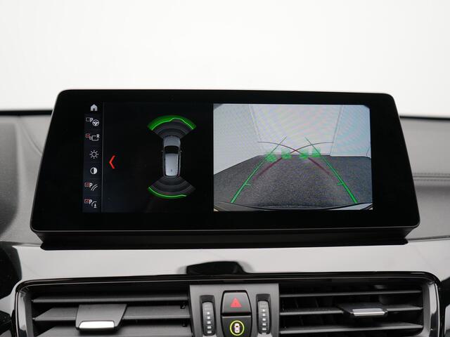 BMW X1 sDrive20i Sportline Automaat 192pk | Afneembare Trekhaak | Panodak | Head Up | Lederen Sportstoelen Verwarmd | Navigatie | Camera | Sfeerverlichting | Virtual | DAB |