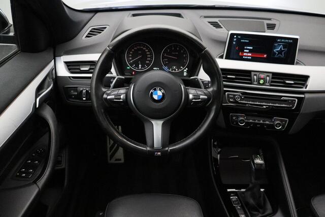 BMW X1 xDrive20i High Executive M-pakket 2017 | Dealer Onderhouden | Panorama Dak | Airco | Navigatie | Cruise Control | Stoelverwarming | Stuurwiel Bediening | 2 Sleutels | Dashcam | Spraak Bediening | Nationale Autopas