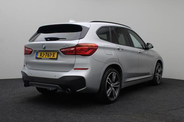 BMW X1 xDrive20i High Executive M-pakket 2017 | Dealer Onderhouden | Panorama Dak | Airco | Navigatie | Cruise Control | Stoelverwarming | Stuurwiel Bediening | 2 Sleutels | Dashcam | Spraak Bediening | Nationale Autopas