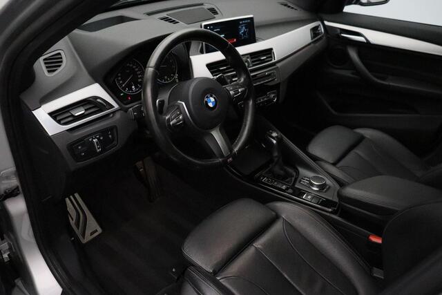 BMW X1 xDrive20i High Executive M-pakket 2017 | Dealer Onderhouden | Panorama Dak | Airco | Navigatie | Cruise Control | Stoelverwarming | Stuurwiel Bediening | 2 Sleutels | Dashcam | Spraak Bediening | Nationale Autopas