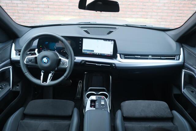 BMW X1 xDrive25e 245pk Aut. M Sport | Navi | Climate | Keyless | Camera | Alcatara | Elektrische Achterklep | Stoelverwarming | PDC