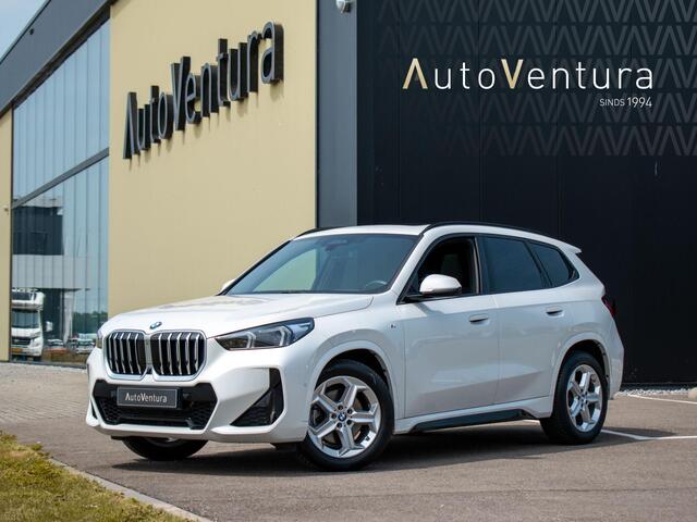 BMW X1 sDrive20i Steptronic M-Sport | Trekhaak | Elektrische stoelen | Adap. LED | Harman Kardon | Schuif-kantel Pano | 360 Camera
