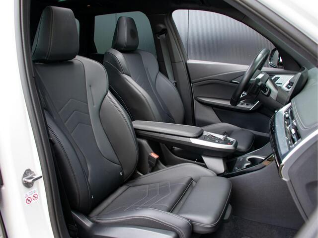 BMW X1 sDrive20i Steptronic M-Sport | Trekhaak | Elektrische stoelen | Adap. LED | Harman Kardon | Schuif-kantel Pano | 360 Camera