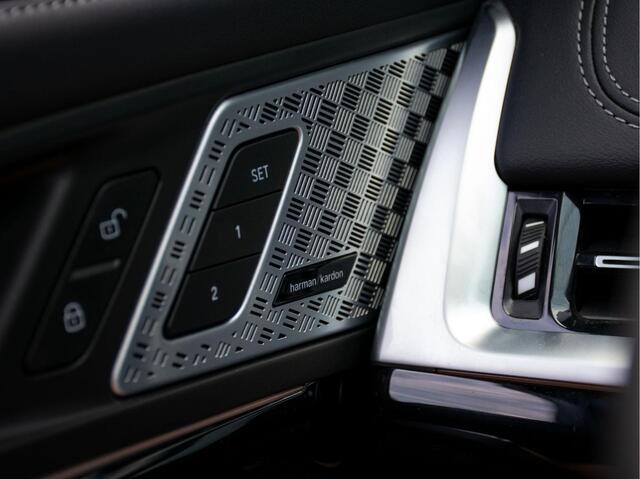 BMW X1 sDrive20i Steptronic M-Sport | Trekhaak | Elektrische stoelen | Adap. LED | Harman Kardon | Schuif-kantel Pano | 360 Camera