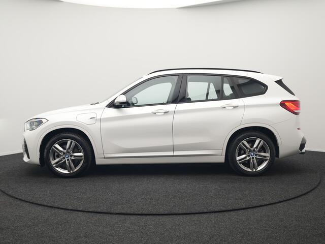 BMW X1 xDrive25e M Sport Plug In Hybrid 222pk Dealer O.H PHEV | Trekhaak Afneembaar | Cruise Control | Lederen Sportstoelen Verwarmd | Bluetooth | Sfeerverlichting | Sportstuur Leder | Navigatie | DAB | 18" LM |