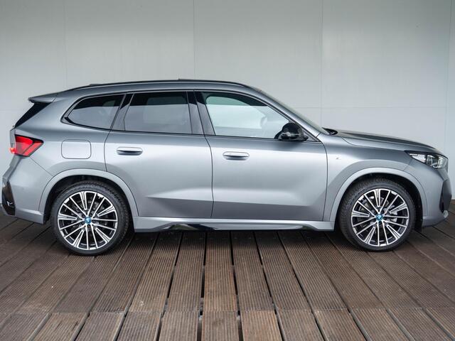 BMW X1 xDrive30e | M Sportpakket | Innovation Pack | 20 inch | Comfort Access | Glazen panoramadak | Driving Assistent Plus | Head-Up Display