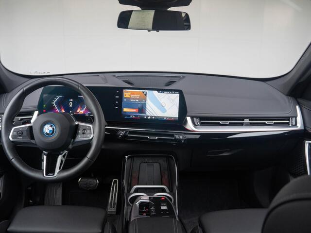 BMW X1 xDrive30e | M Sportpakket | Innovation Pack | 20 inch | Comfort Access | Glazen panoramadak | Driving Assistent Plus | Head-Up Display