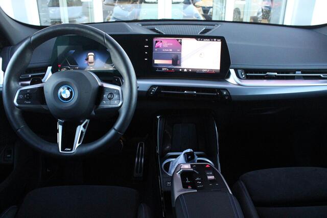 BMW X1 xDrive30e M-SPORT | PANORAMISCH SCHUIF/KANTEL DAK | ELEKTRISCH WEGKLAPBARE TREKHAAK | HARMAN/KARDON AUDIO SYSTEM | ALARMINSTALLATIE | ELEKTRISCH BEDIENBARE VOORSTOELEN MET GEHEUGENFUNCTIE "ACTIEVE ZITPLAATSEN" | STOEL VERWARMING | DRIVING ASSISTANT PROFES