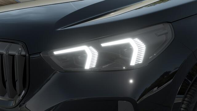 BMW X1 xDrive30e M Sport Automaat / Trekhaak / Sportstoelen / Adaptieve LED / M Adaptief onderstel / Parking Assistant Plus / Comfort Access / Stuurverwarming