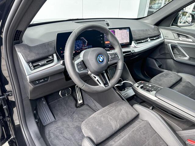 BMW X1 xDrive25e M-Sport Glazen Schuifdak / Harman Kardon / Adaptief LED / Comfort Acces / 19 Inch / Getinte Ramen