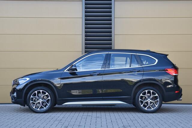BMW X1 sDrive20i High Executive * Panoramadak * Leder * LED * M-Stuurwiel *