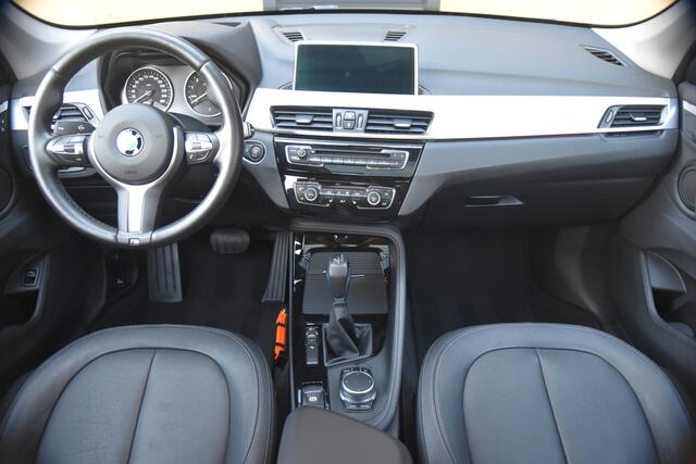 BMW X1 sDrive20i High Executive * Panoramadak * Leder * LED * M-Stuurwiel *