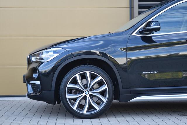 BMW X1 sDrive20i High Executive * Panoramadak * Leder * LED * M-Stuurwiel *