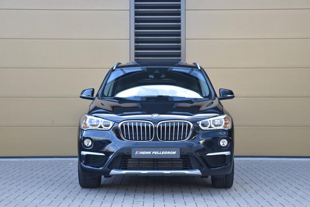 BMW X1 sDrive20i High Executive * Panoramadak * Leder * LED * M-Stuurwiel *